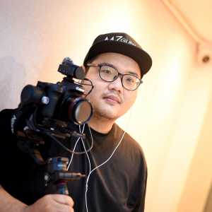 Nuttasak Siripornboonya กับกล้องถ่ายวิดีโอ